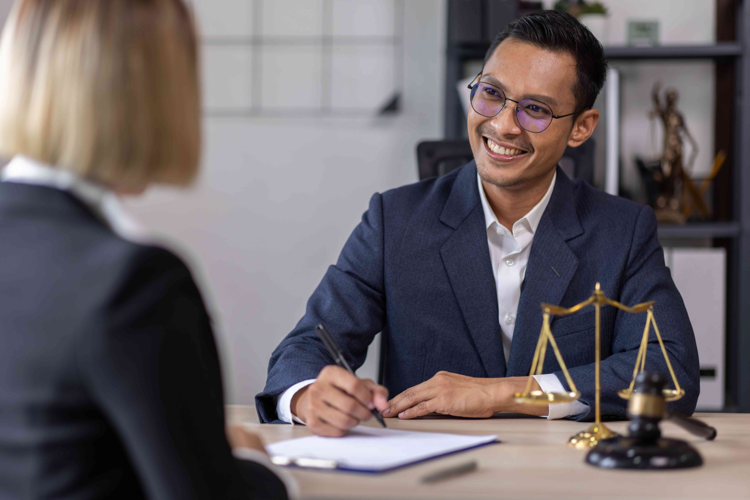 Why an Advocate in Dubai Is Key to Contract Negotiation and Dispute Prevention